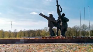 Море цветов рижане оставили у подножья Памятника Освободителям в День Победы
