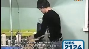 Венцеслав набирает чайник...)