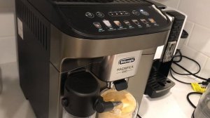 Delonghi Magnifica Evo customising the cappuccino
