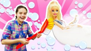 Кукла Барби принимает ванну! Игры для девочек в Салоне красоты. СПА для Барби