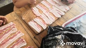 Филе куриное завёрнуто в бекон на углях.