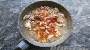 Свинина с помидорами и луком на сковороде
