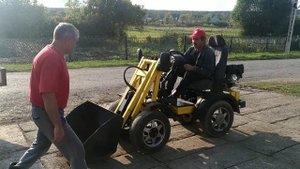 Мини погрузчик -работа с песком