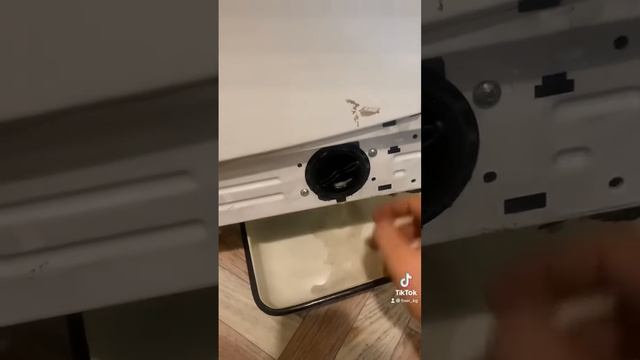 Не сливает воду . Шок что там внутри ? смотреть онлайн