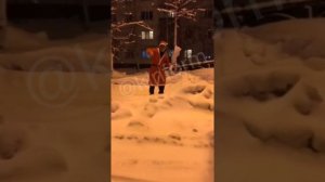 Санта Клаус танцует под бит. Сургут