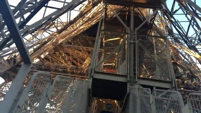 VLOG. ЧАСТЬ 2. ЭЙФЕЛЕВА БАШНЯ.ПОДНЯЛИСЬ НА 2 ЭТАЖ БАШНИ!!! ШОК! смотреть онлайн