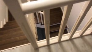 П - ОБРАЗНАЯ ДЕРЕВЯННАЯ ЛЕСТНИЦА С ДВУМЯ ПОВОРОТНЫМИ ПЛОЩАДКАМИ