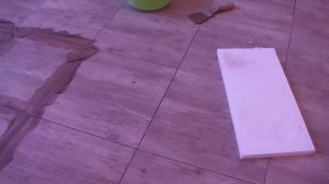 Как затирать плитку резиновым шпателем