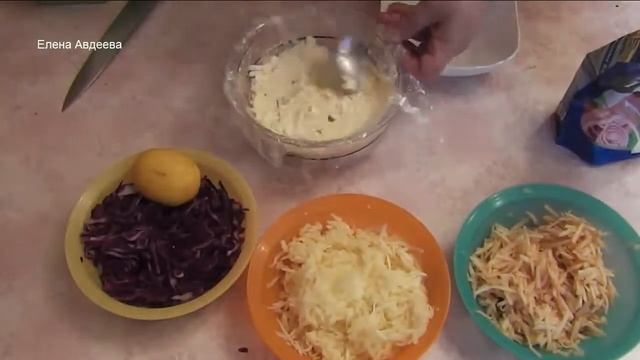Салат из синей капусты (краснокочанной) с крабовым мясом