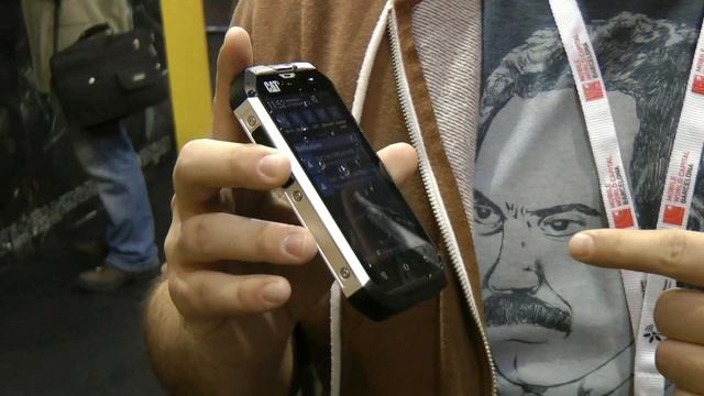 MWC 2013: тест на прочность смартфона CAT B15 (English subtitles) смотреть онлайн