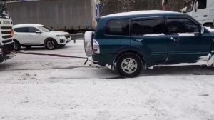 Mitsubishi Pajero буксирует фуру | Дальнобой |  Снег в Киеве