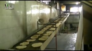 сирийский хлеб хубз из турецкой муки. сирия,алеппо(халеб),аль баб,23.04.2013/syria,aleppo,al bab