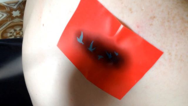 Баллончик спрея, для нанесения росписи рисунков из хна на тело. смотреть онлайн