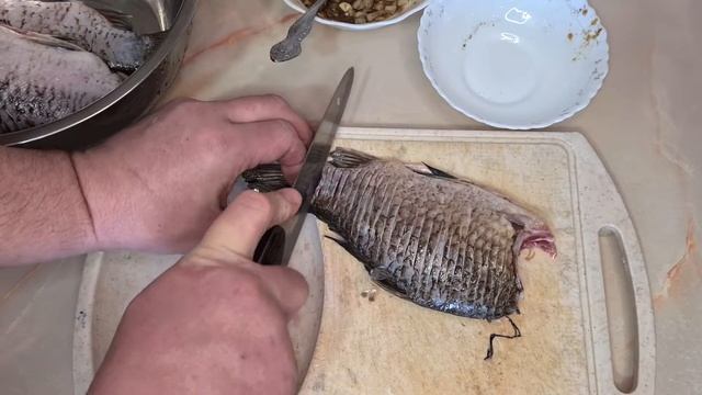 Жареный карась без костей с начинкой, икра с лисичками. Кухня Аборигена
