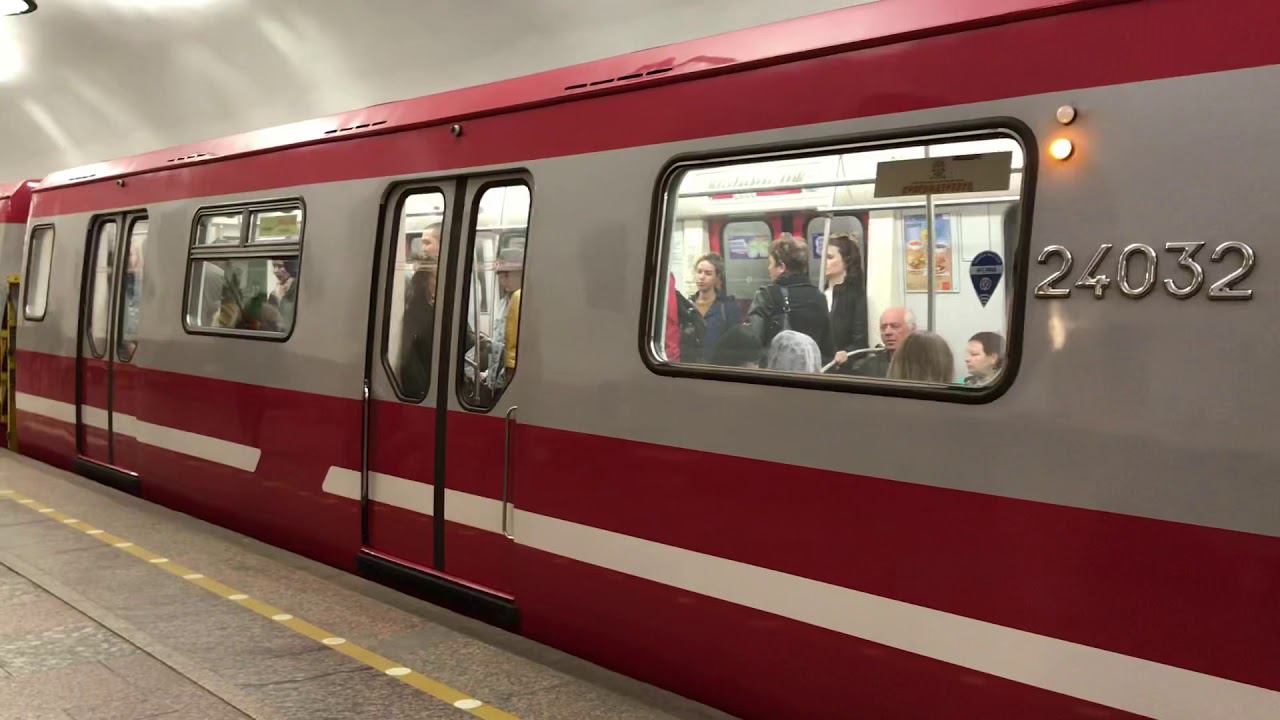 Метро Петербурга. Вагоны метро и станция с двойными дверями.