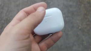 Глючать Apple AirPods Pro, вмикають самі паузу.