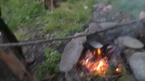 ЛОВЛЯ КРУПНОГО ХАРИУСА НА ТАЁЖНОЙ РЕКЕ Хакасии/ Быт и ночёвка в Сказочной Тайге !!!