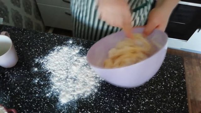 Тесто для пельменей заварное. Эластичное и простое в приготовлении.