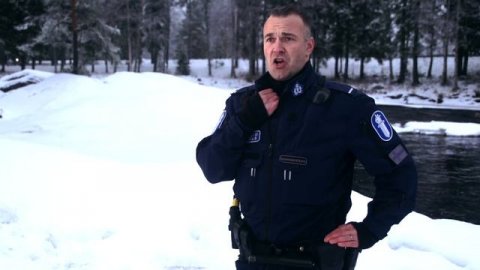 Finlandia - Oulun poliisi onnittelee satavuotiasta Suomea