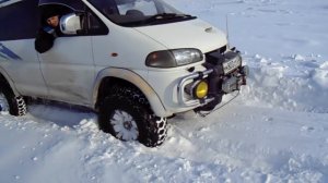 делика в снегу