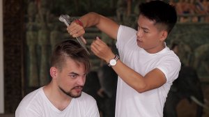 Поправлять прическу