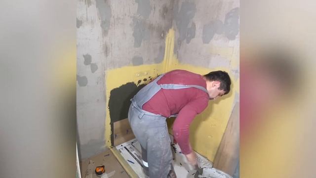 Облицовка керамогранитом стены душевой кабины. Плитка 900мм на 200мм смотреть онлайн