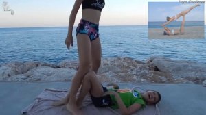 Девчонки занимаются парной гимнастикой.