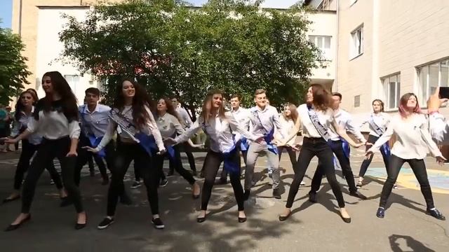 КРУТОЙ ФЛЕШМОБ С УЧИТЕЛЬНИЦЕЙ! ПОСЛЕДНИЙ ЗВОНОК 2018! смотреть онлайн