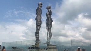 Али и Нино, скульптура в Батуми Грузия