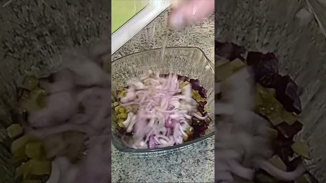 Вкусный и полезный салат из филе сельди.