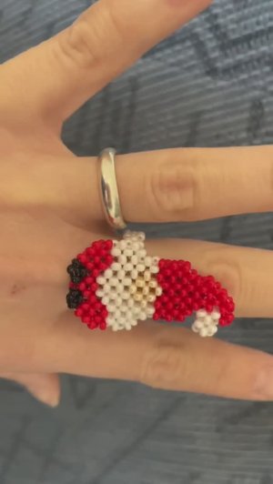 Гномик из бисера фигурка в технике крестик