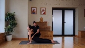 Урдхва Мукха Шванасана. Собака мордой вверх. Как сделать позу безопасно