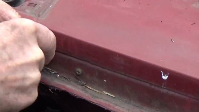 Mercedes-Benz W123 hood & wiper motor access panel removal смотреть онлайн