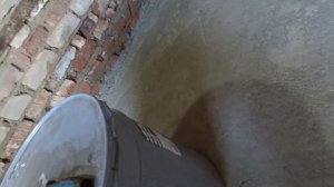 Пылит бетонный пол?Крашу бетонный пол в гараже.
