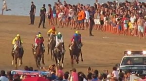 Август. Санлукар де Баррамеда. Скачки на пляже