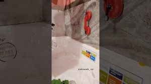 Аккуратная укладка широкоформатного кафеля из керамогранита трёх видов от ванны в 3 стены.