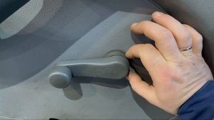 Как снять ручку стеклоподъёмника Mercedes Sprinter W909