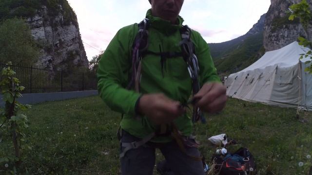 Развеска снаряжения при работе лидера на альпинистском маршруте