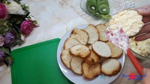 На праздничный стол простые бутерброды с киви, сыром и чесноком!