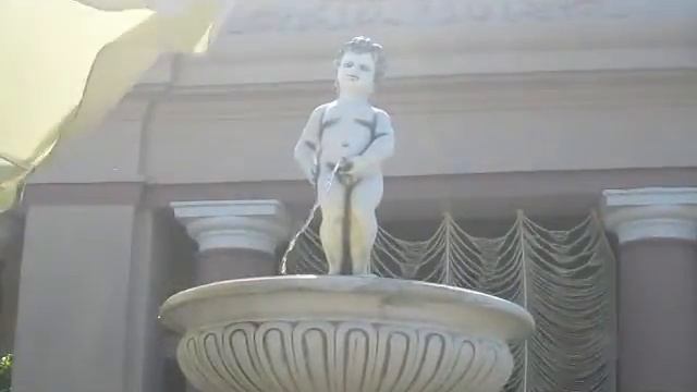 Писающий мальчик во время ветра. смотреть онлайн