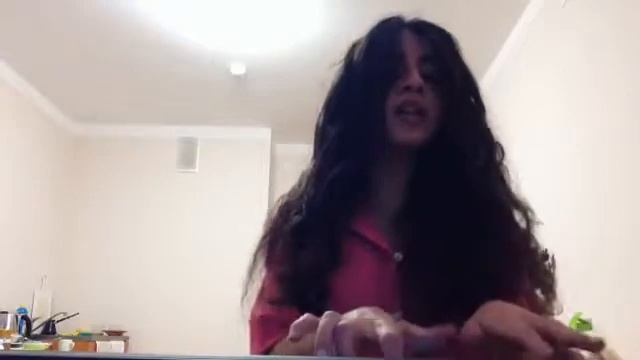 Девушка красиво поет и играет на синтезатор смотреть онлайн