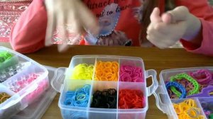 как плести браслеты на пальцах  из резиночек