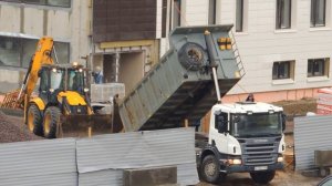 Классно задний борт поставил, чтобы очистить кузов самосвала от песка.