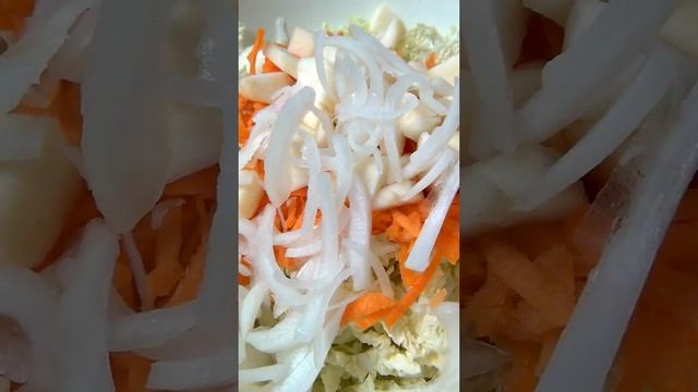 Салат из пекинской капусты с морковкой, яблоком и луком. Рецепт как приготовить #Shorts