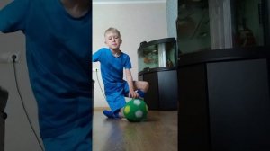 1 Урок.Учимся пинать мяч правильно.