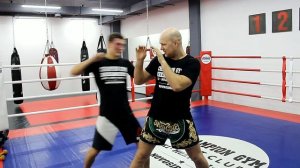 Видео-урок по тайскому боксу | Защита от прямого удара ногой