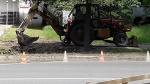 Экскаватор на базе ЮМЗ-6 зарывает яму.