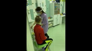 Медсестра Джамиля Алиевна берёт мазок ПЦР