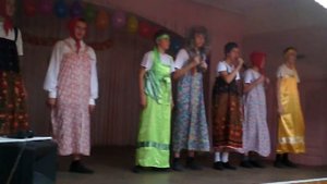 Мужиков одели в платья