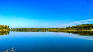 Моторная лодка "Казанка" скользит по кристальной глади сибирской реки